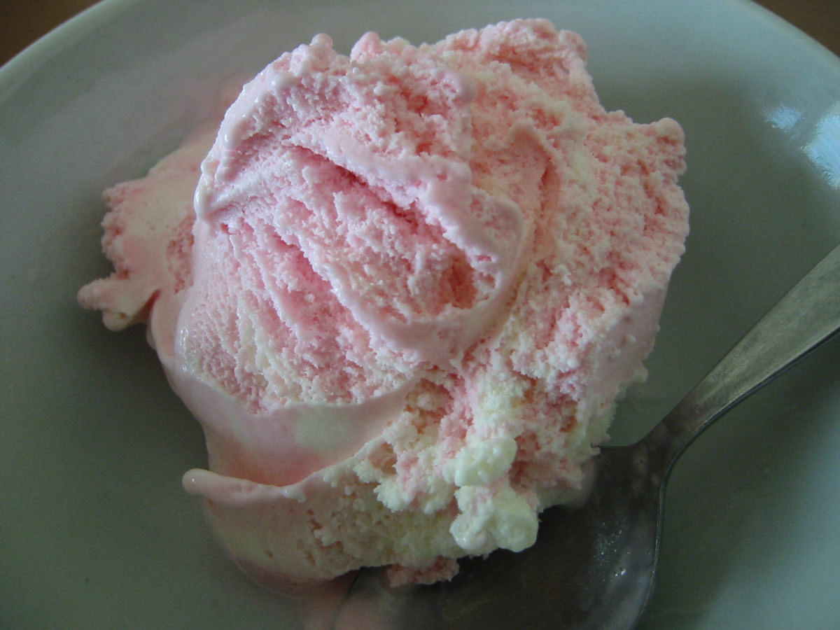 Low-fat strawberry ice cream