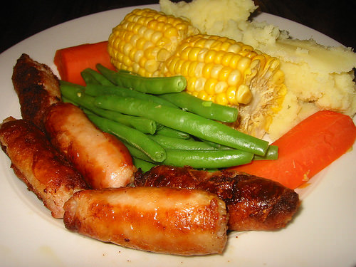 Chicken chipolatas, mashed potatoes and steamed vegetables