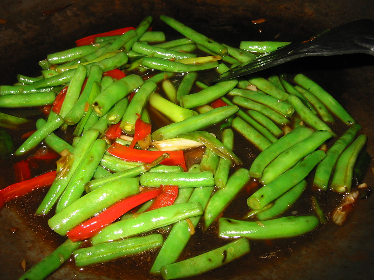 Green beans and capsicum in the wok