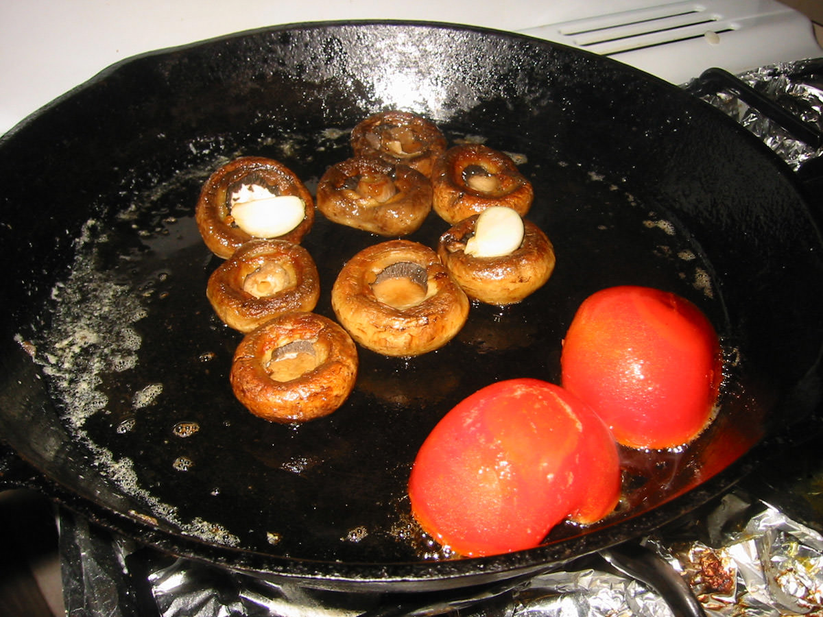 Mushrooms, garlic and tomato