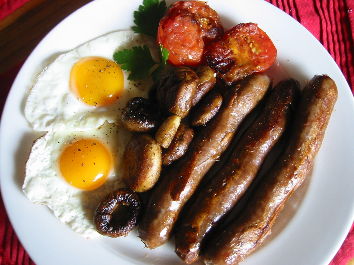 Sausages, eggs, mushrooms, tomato