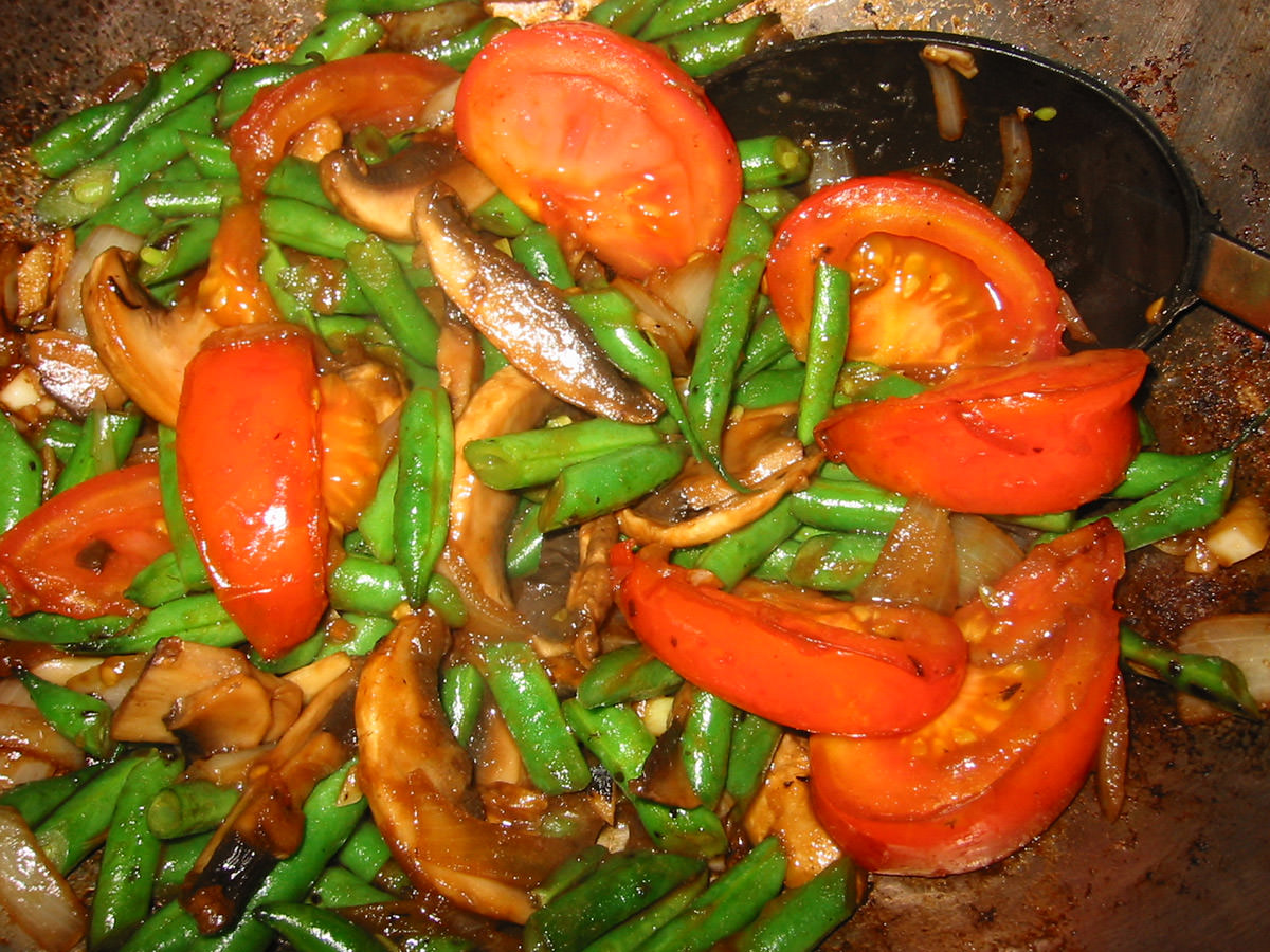 Green beans, mushrooms and tomato