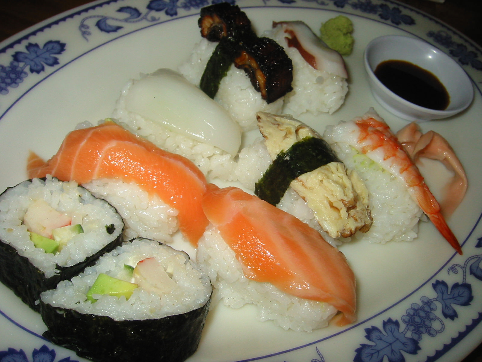 Mixed sushi plate
