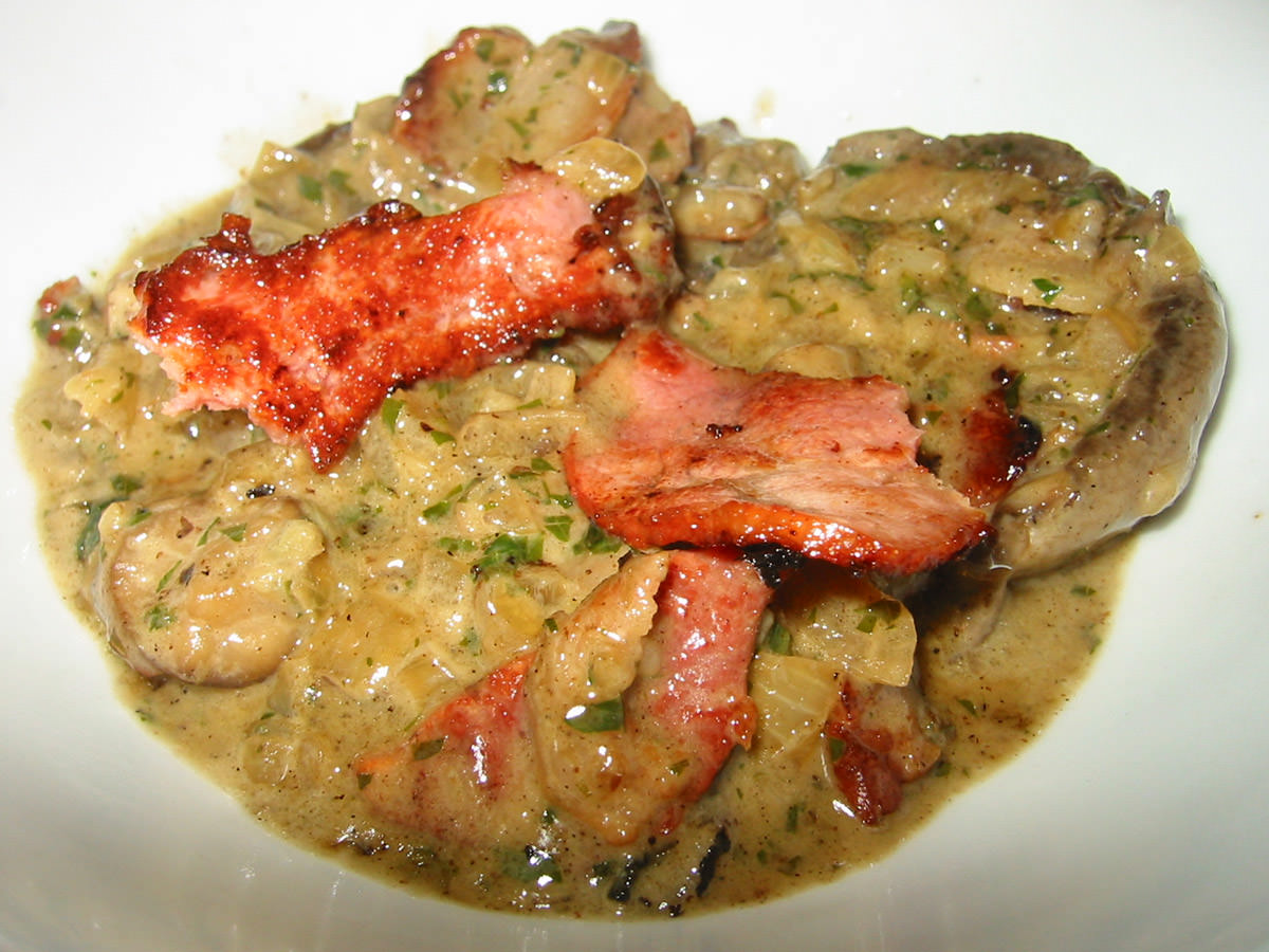 Mushrooms and bacon in cream and white wine sauce