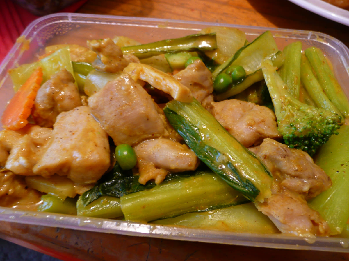 Chicken and vegetables in curry sauce
