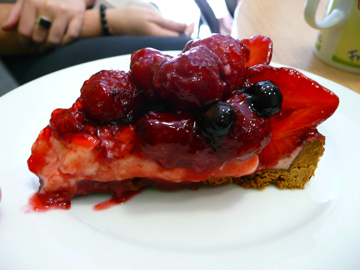 Berry cheesecake slice