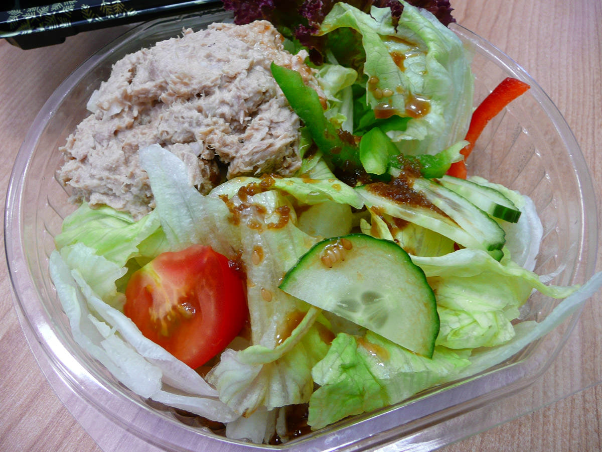 Tuna salad with dressing