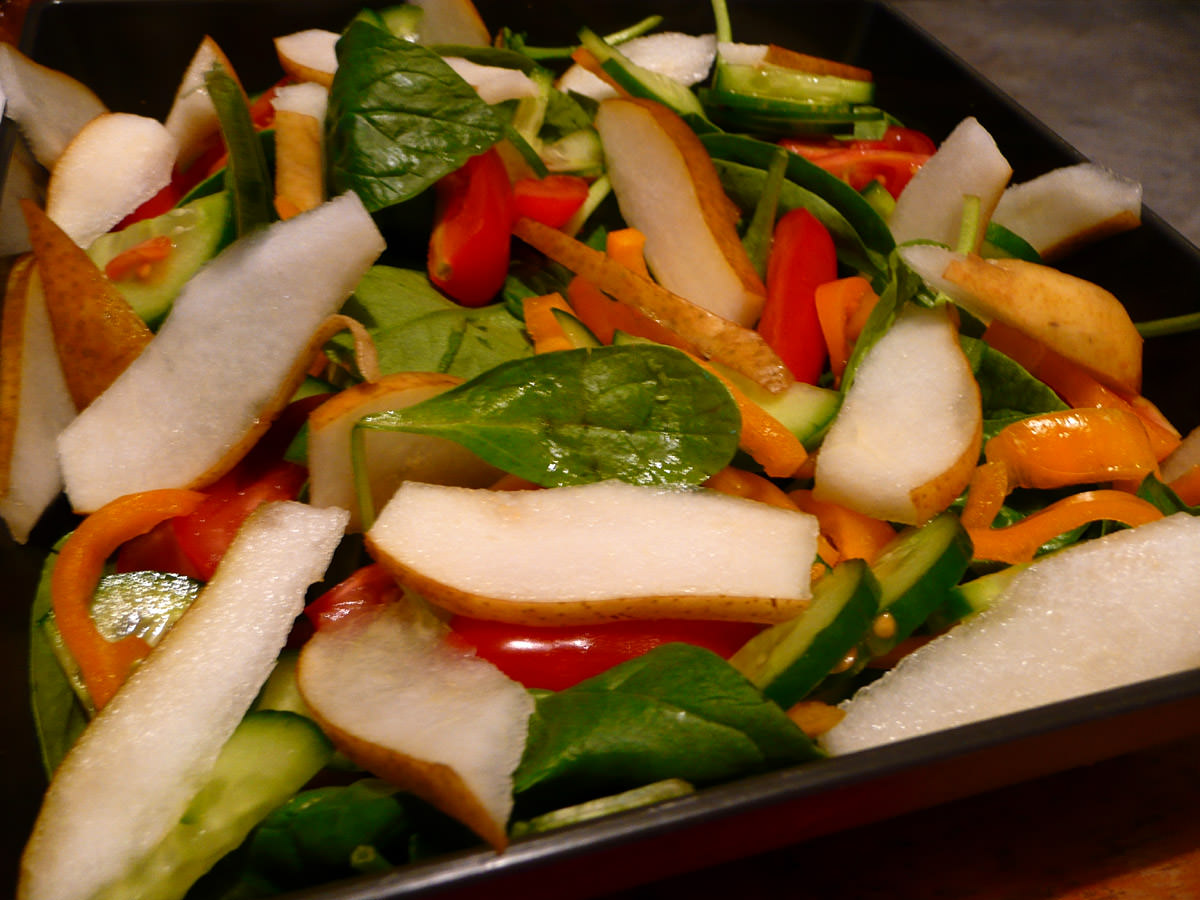 Spinach and pear salad