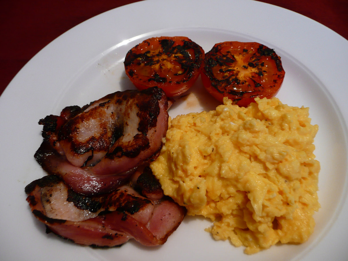 Bacon, scrambled eggs and tomato