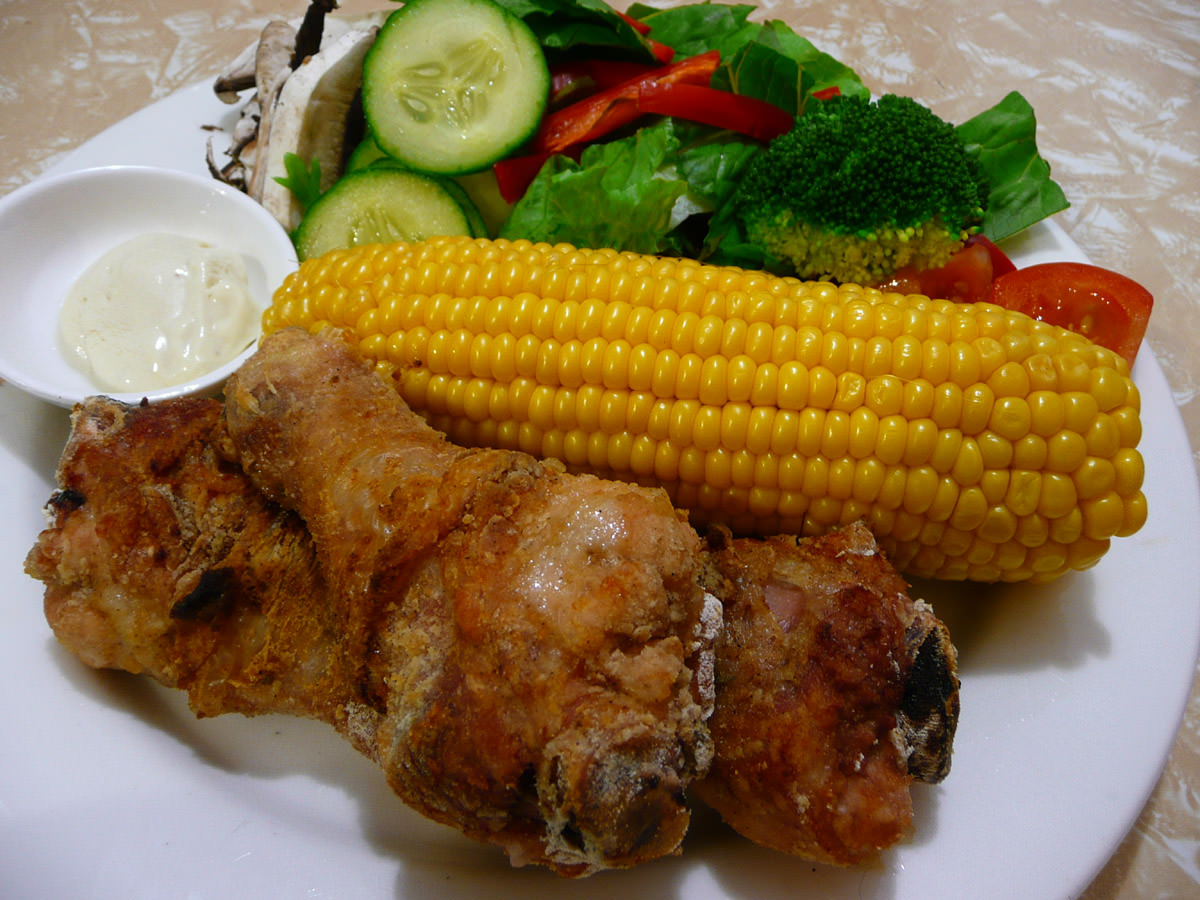 Crispy oven-fried chicken, baked corn, salad and aioli
