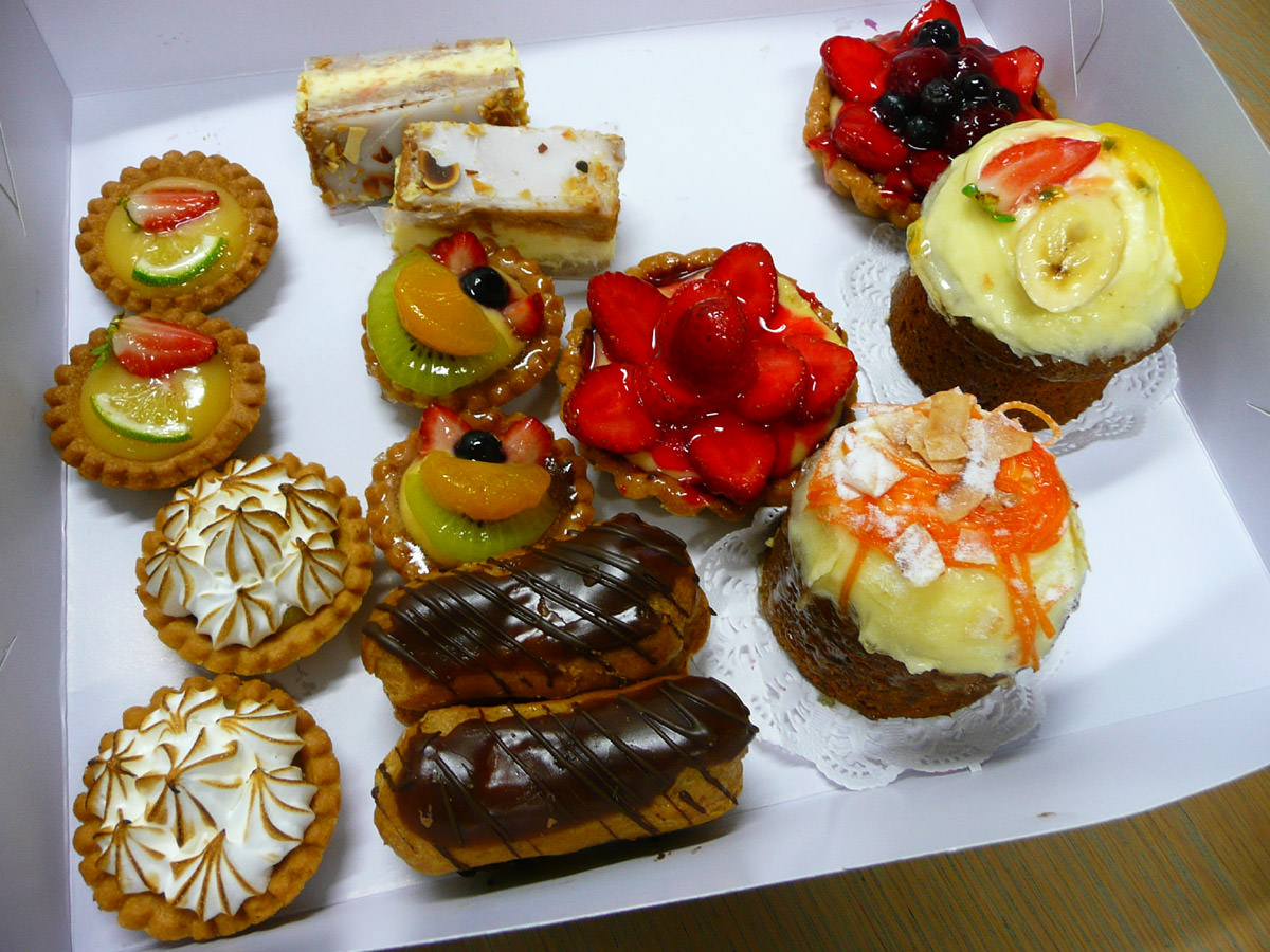 Mini cakes, pastries and tarts