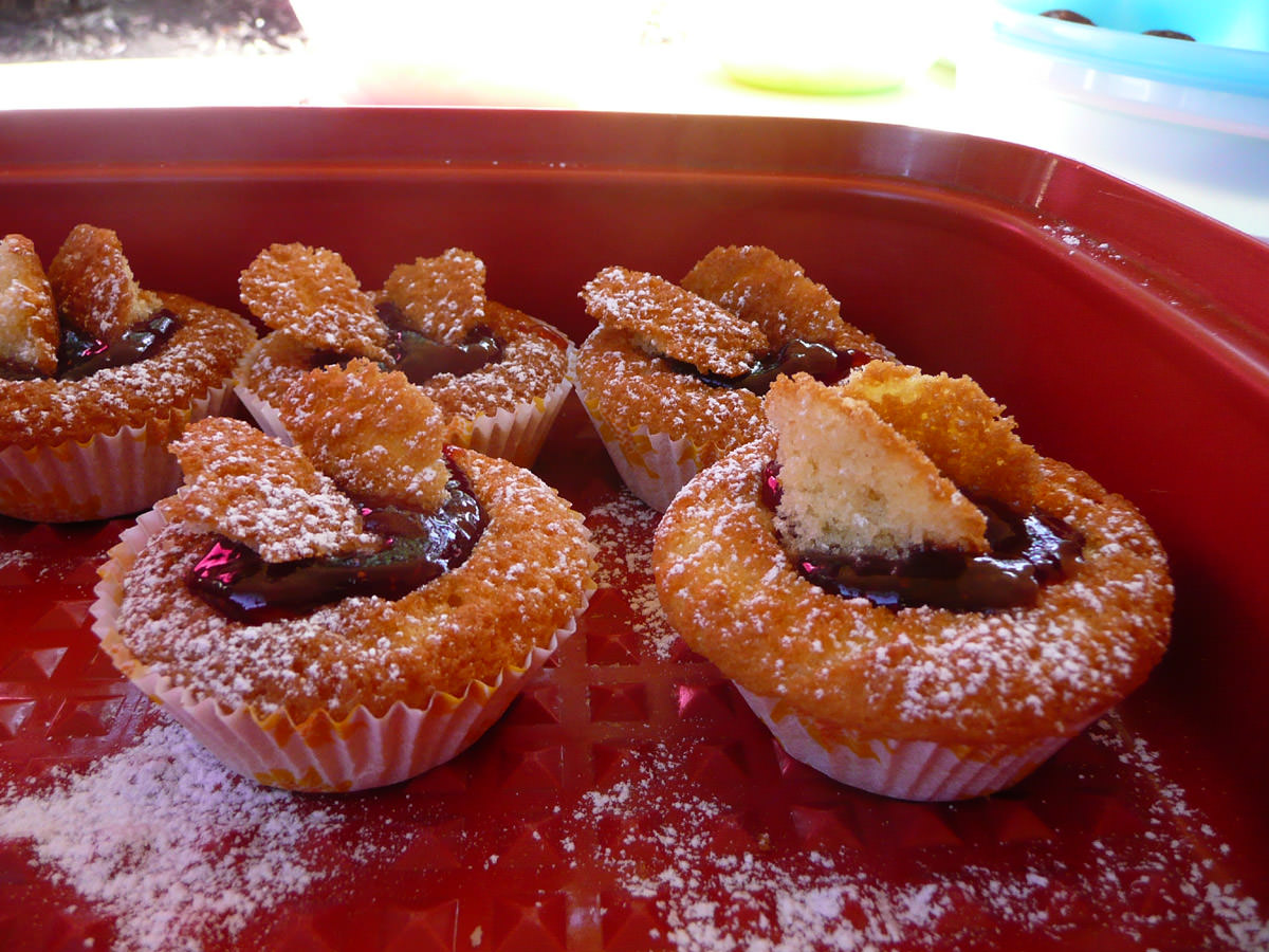 Jam-filled butterfly cakes