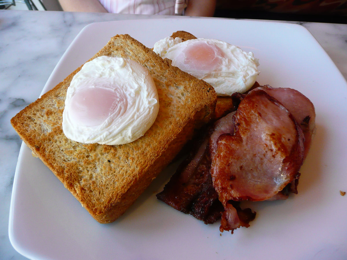 Poached eggs, bacon and toast