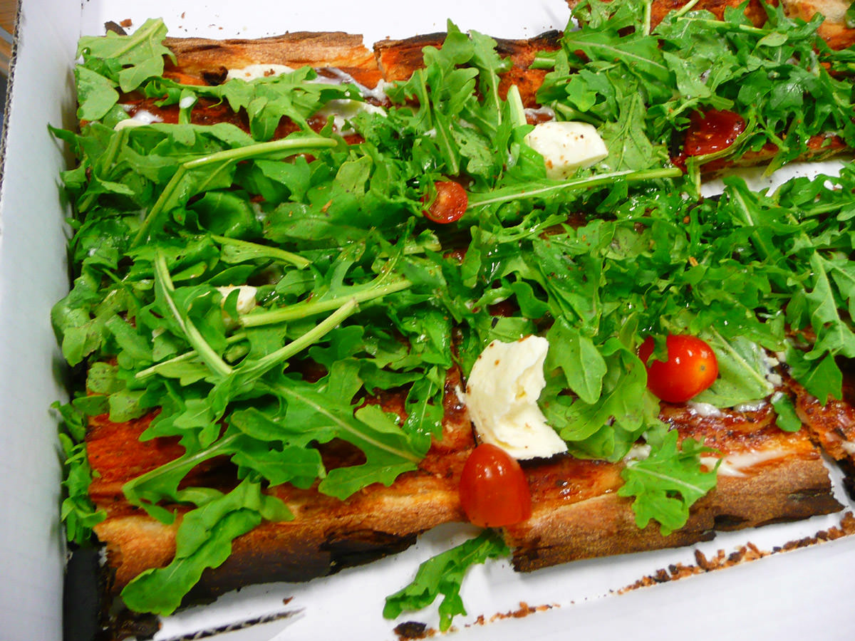 Pizza with rocket, cherry tomatoes and bocconcini