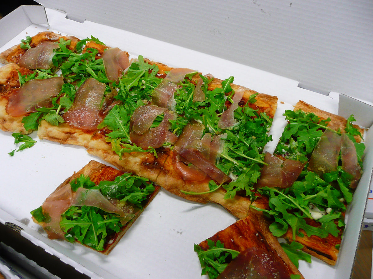 Pizza with prosciutto and rocket