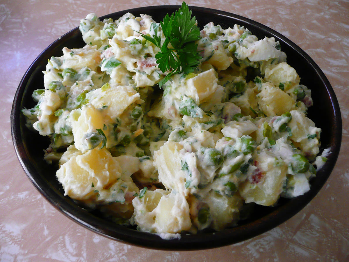 Potato salad (with egg, ham and peas)
