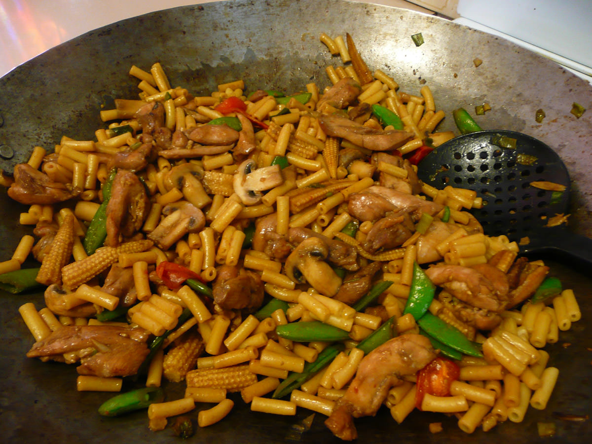 Macaroni, chicken and vegetable stir-fry - in the wok