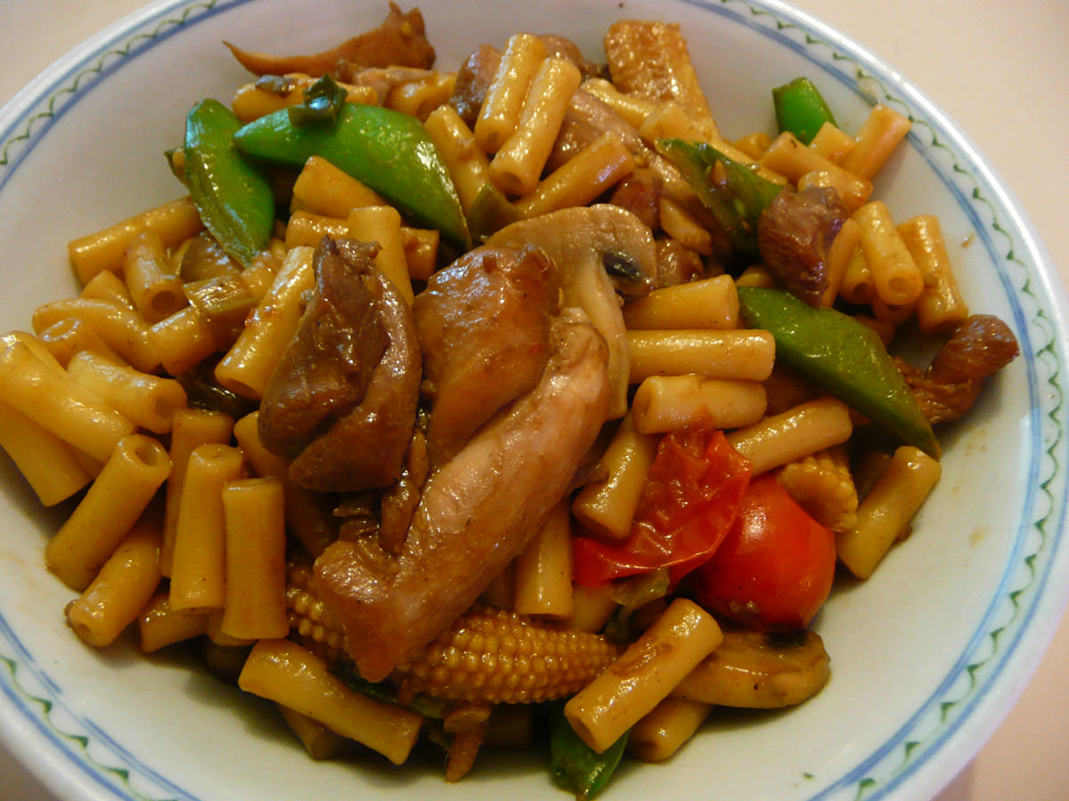 Macaroni, chicken and vegetable stir-fry