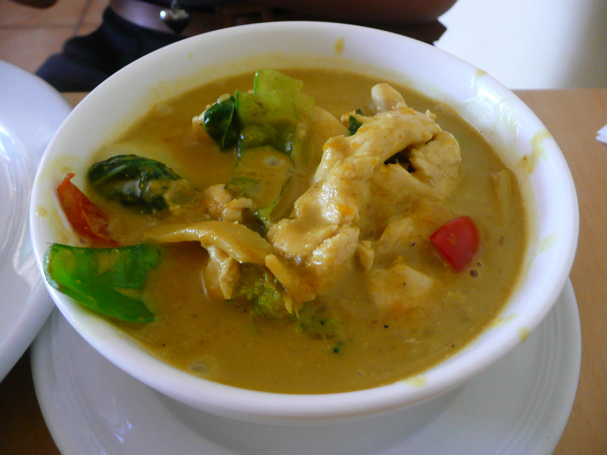 Green curry chicken close-up