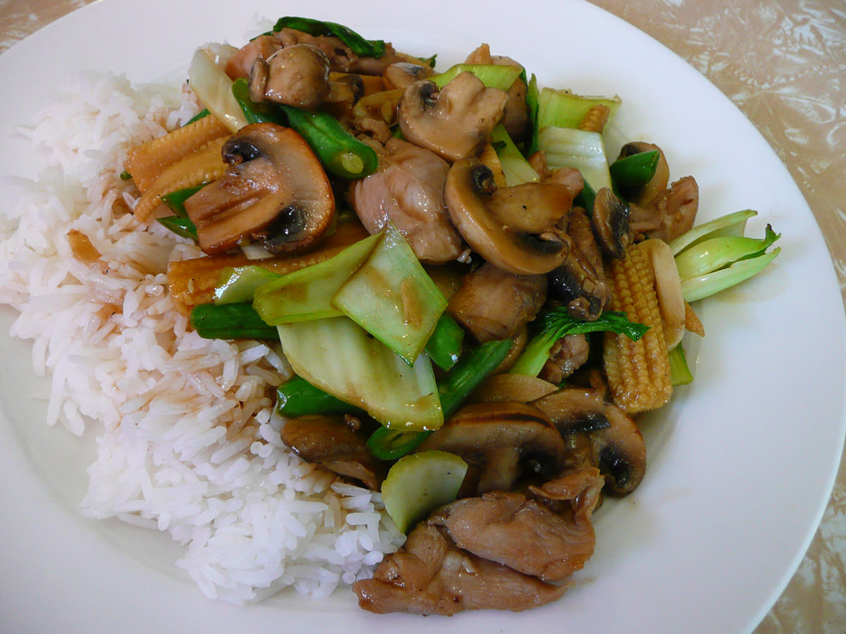 Stir-fry with chicken, green vegetables, mushroom and baby corn