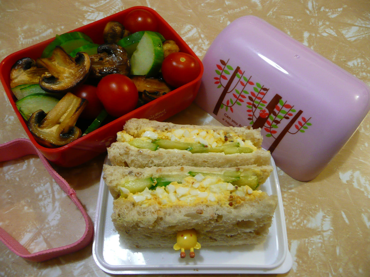 Salad with panfried mushrooms and hard-boiled egg sandwiches