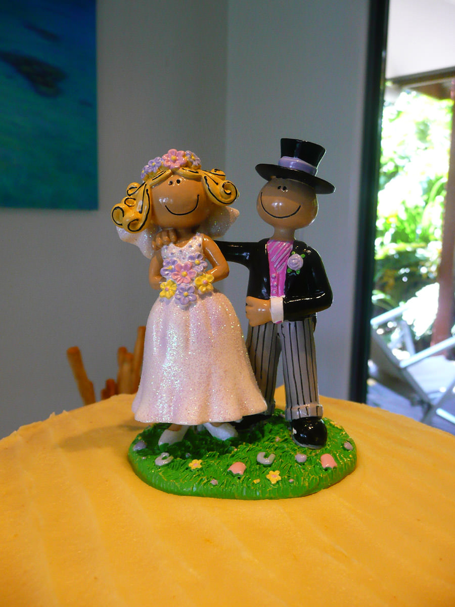Bride and groom figurine