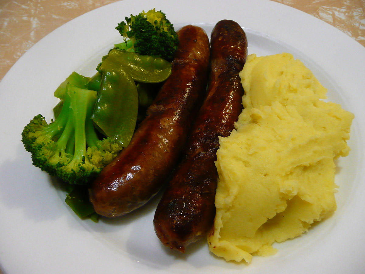 Sausages, steamed vegetables and garlic mashed potatoes