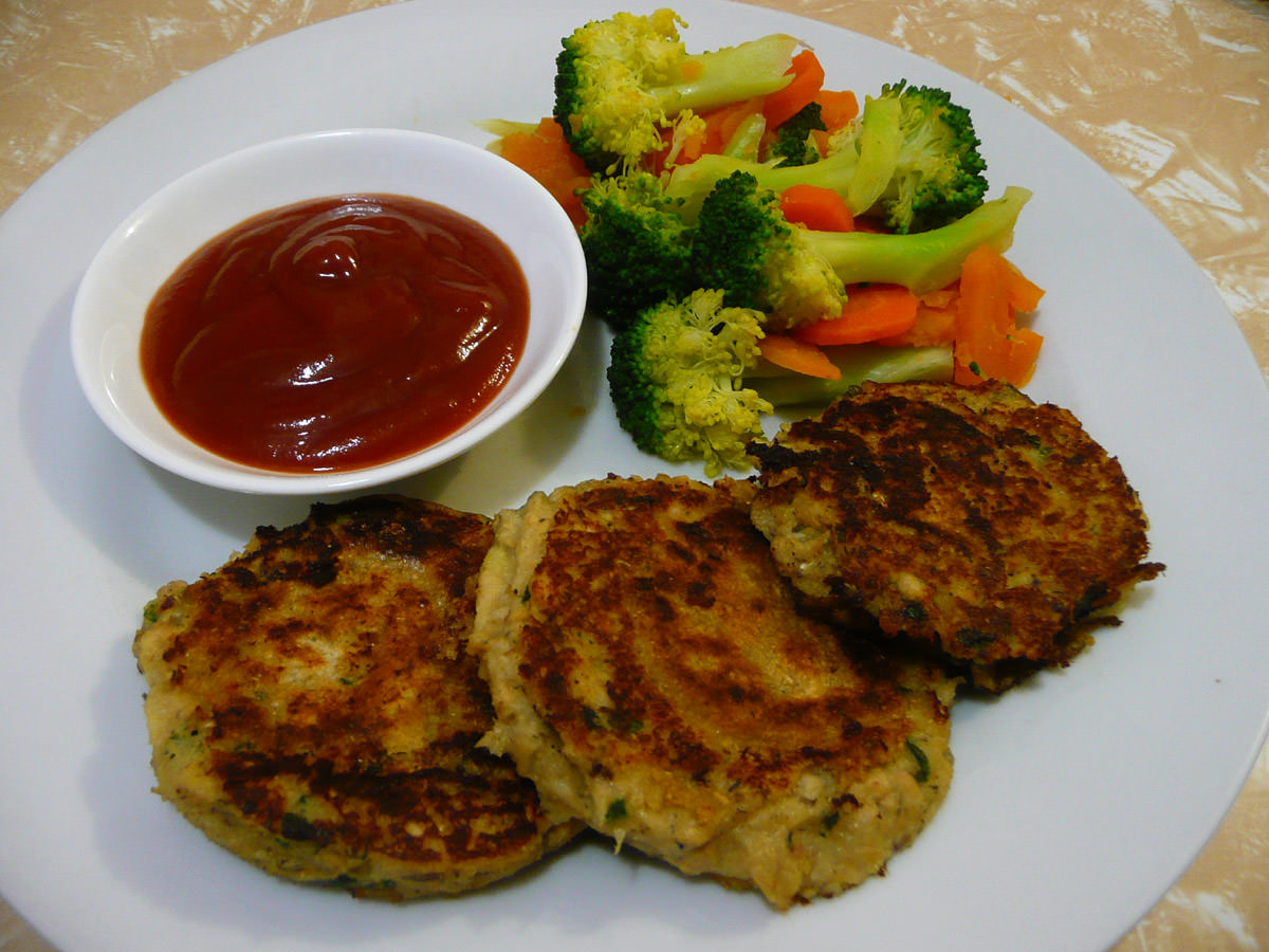 Salmon patties and vegetables 