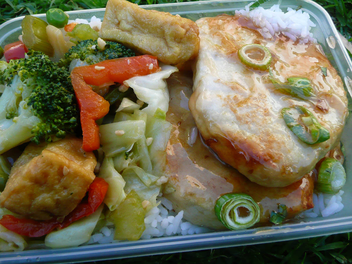 Sweet and sour chicken with stir-fried vegetables and rice
