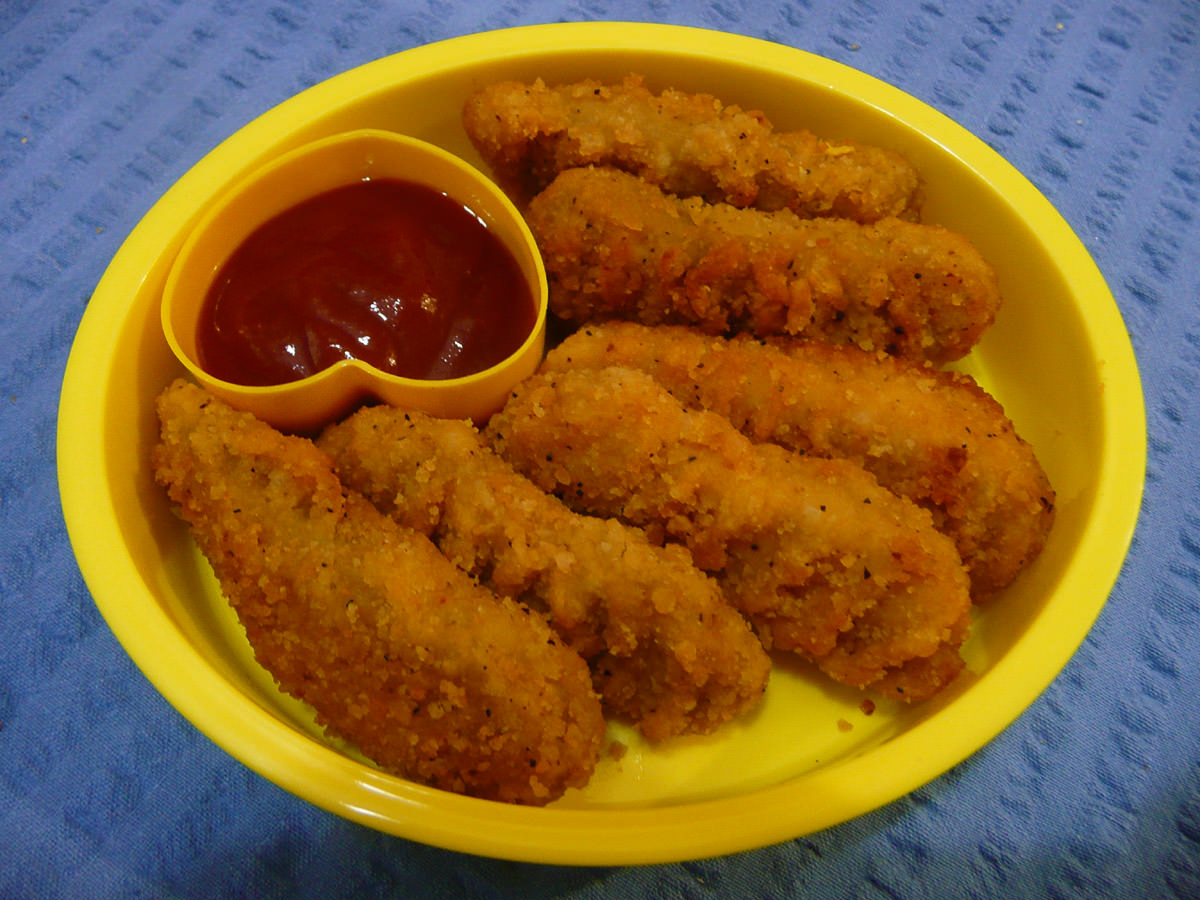 Chicken fingers with tomato sauce