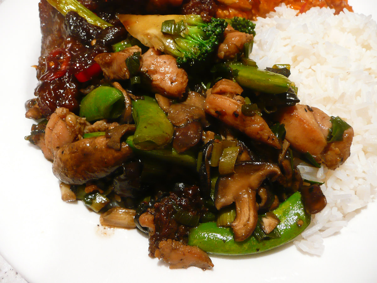 Chicken, mushrooms and green vegetables in oyster sauce