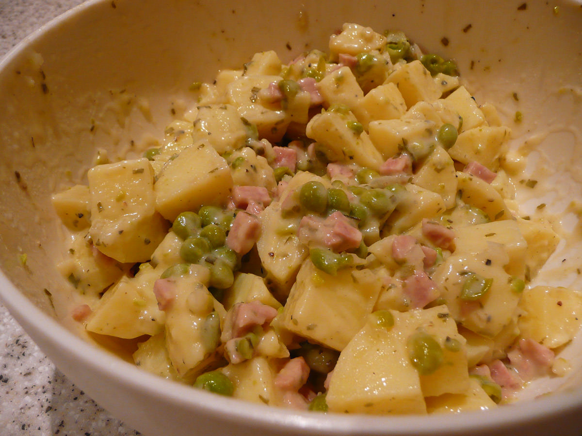Potato salad with strasburg and peas