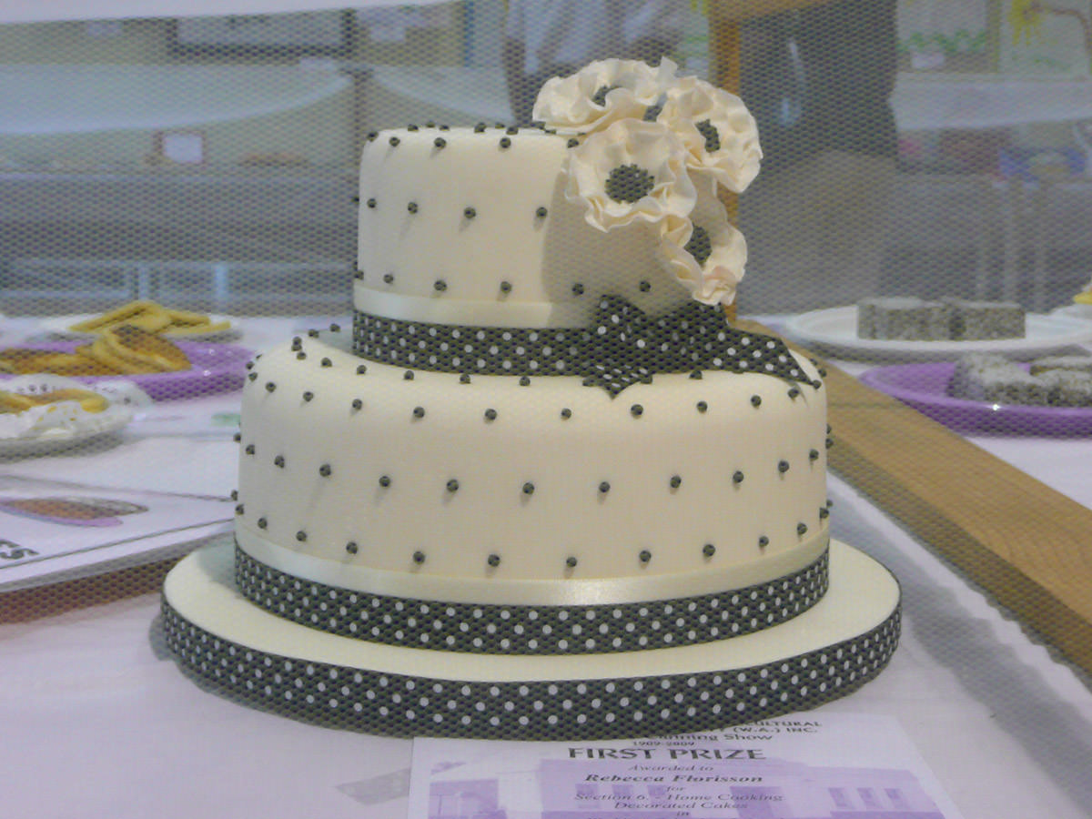 Fancy hat-shaped cake