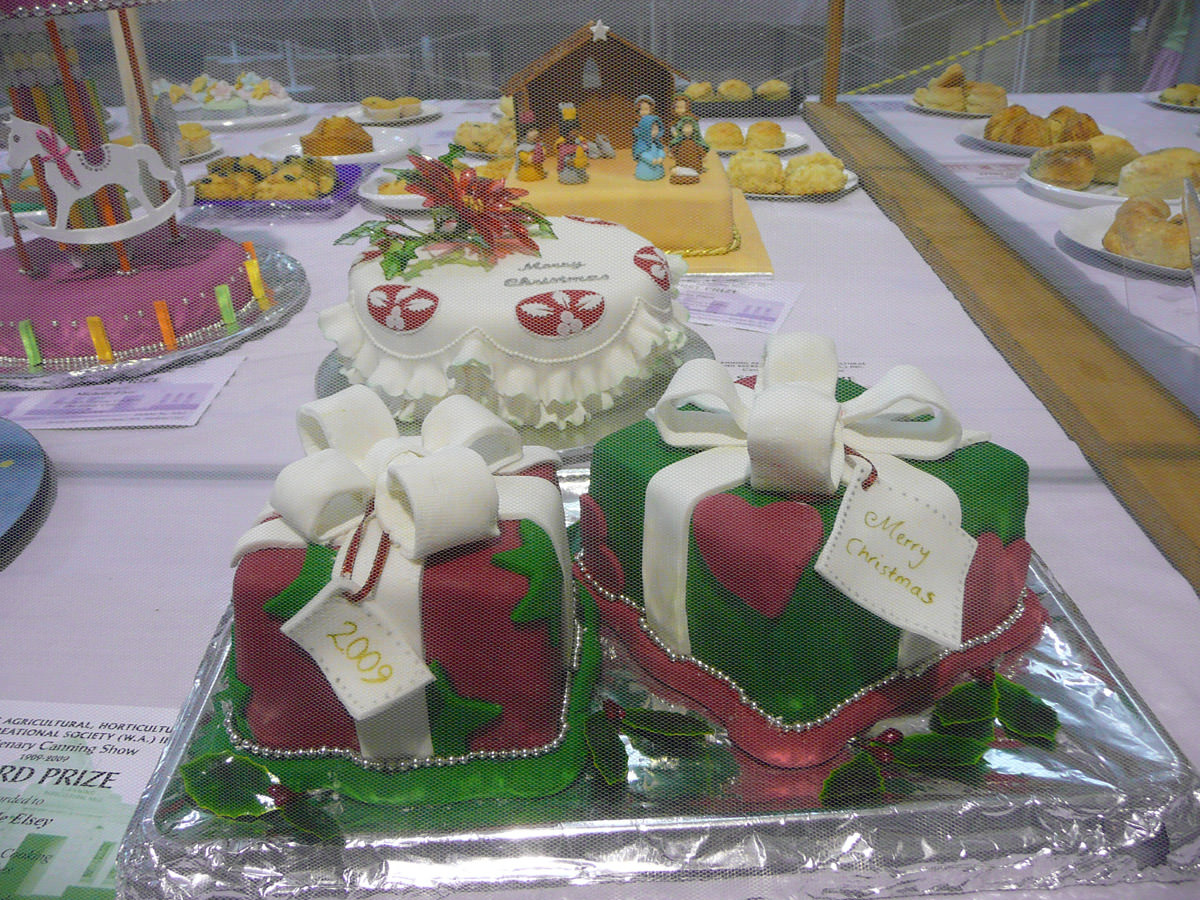 Christmas present-shaped cake