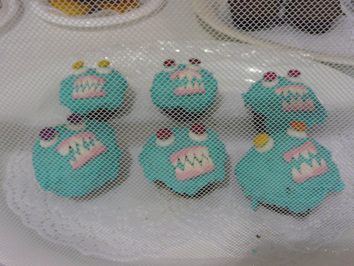 Little cakes - blue monster faces gnashing their teeth