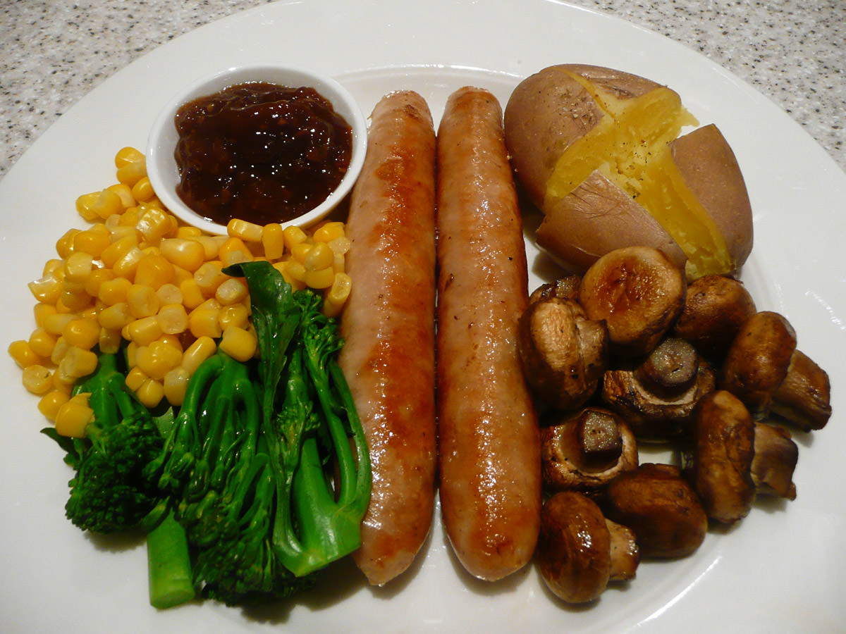 Chicken sausages with vegetables and fruit chutney
