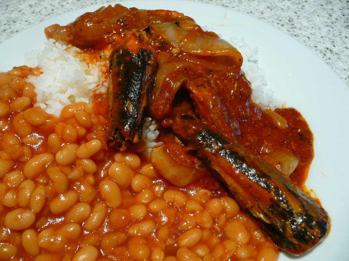 Sardines and onions in tomato sauce with rice and baked beans