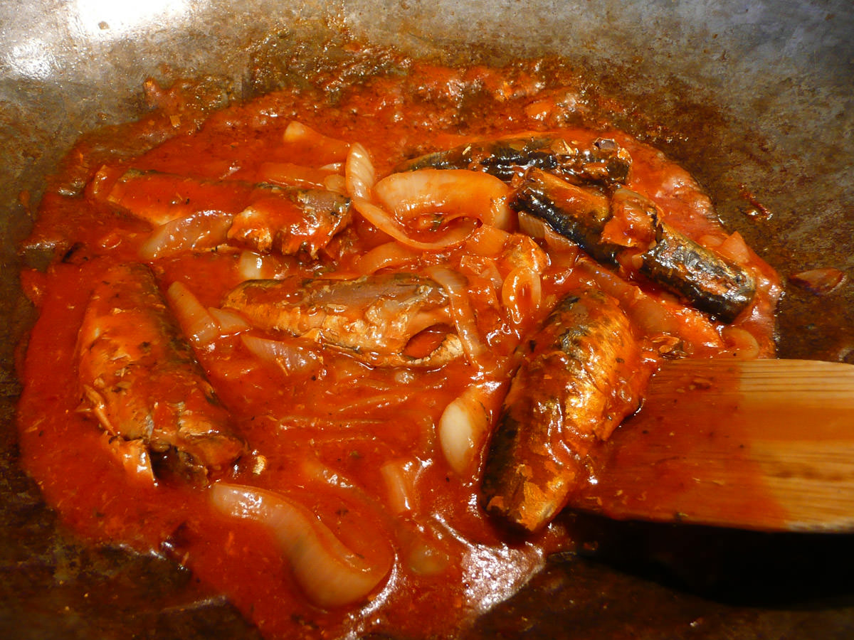 Sardines and onions in tomato sauce