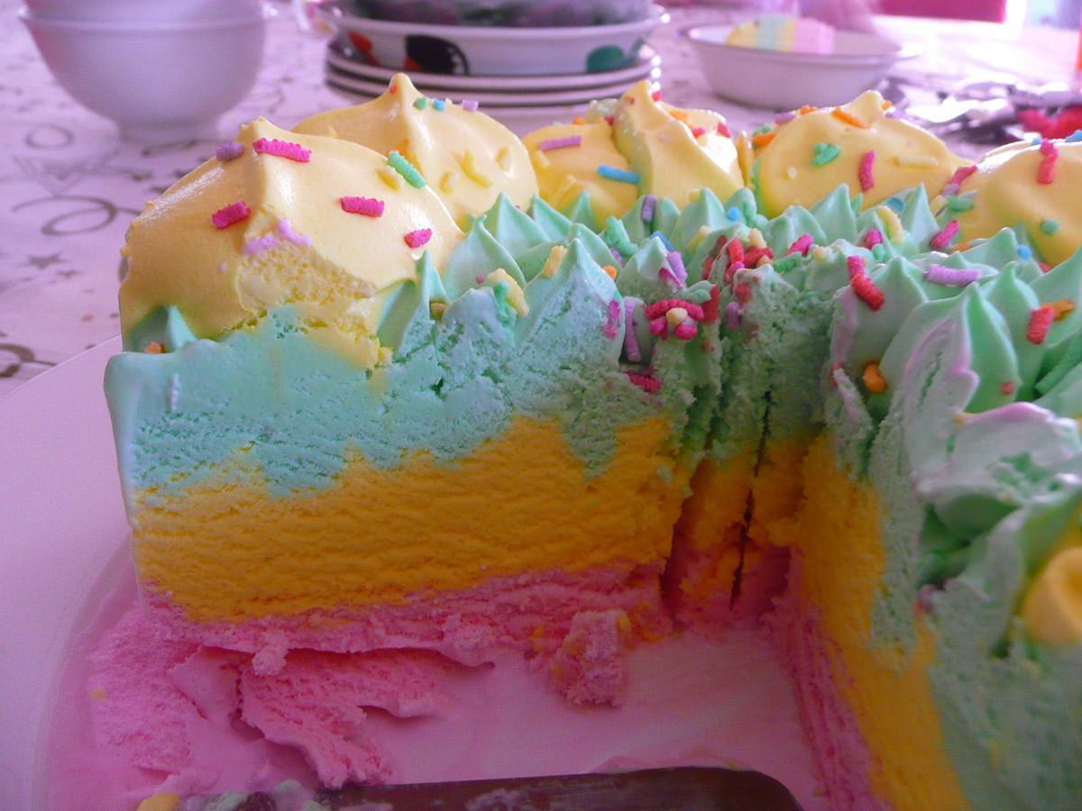 Freddo party ice cream cake - innards
