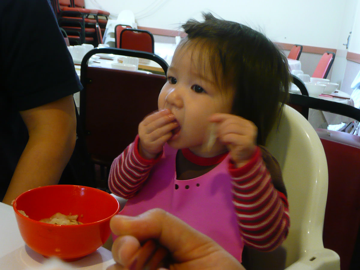 Zoe eats rice flour roll