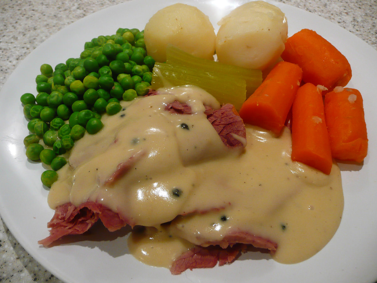 Corned beef with white sauce and vegetables