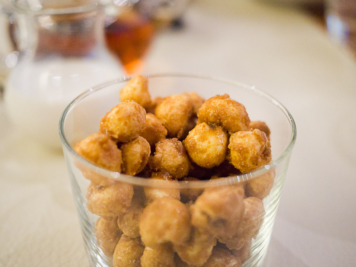 Complimentary caramelised popcorn (with coffee/tea) - close-up