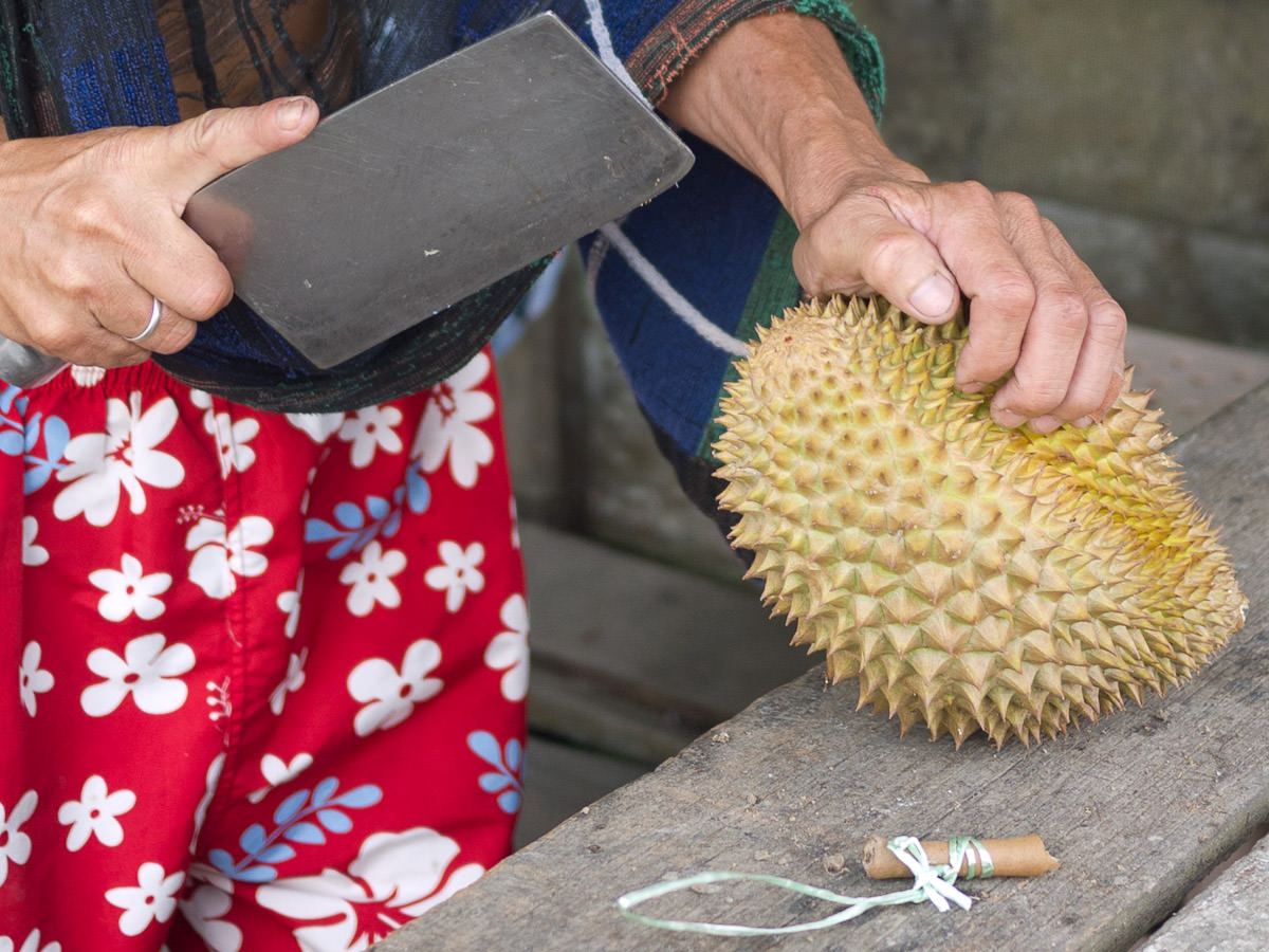 A cleaver to open our durian
