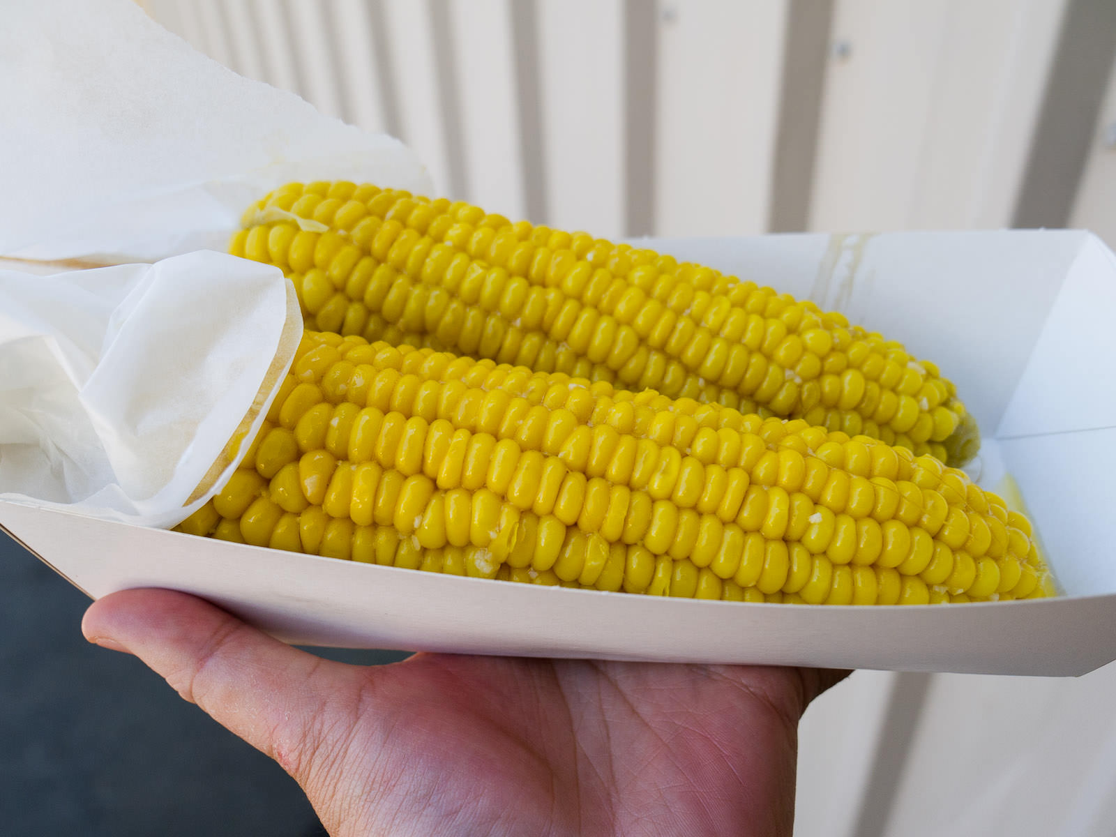 Hot buttered corn with garlic butter