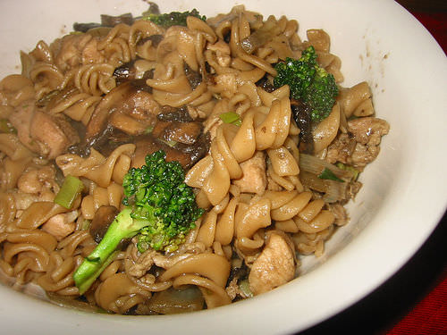 Stir-fried soyaroni with chicken, mushrooms and broccoli
