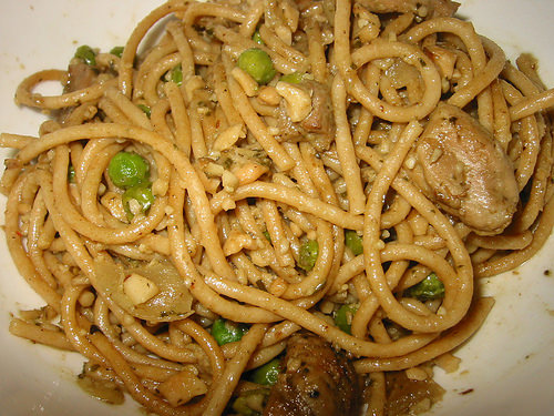 Wholemeal spaghetti with cashew nut pesto and chicken