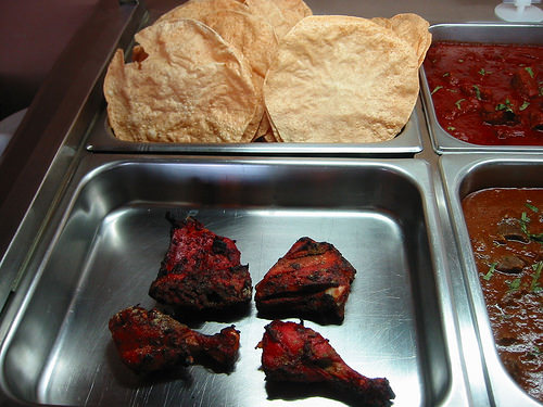 Front: chicken tandoori, back: pappadam