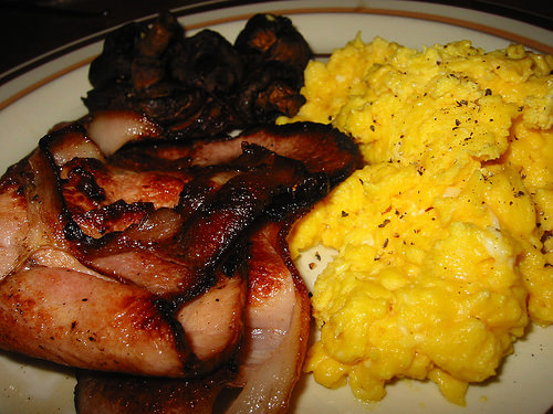 Bacon, scrambled eggs and mushrooms