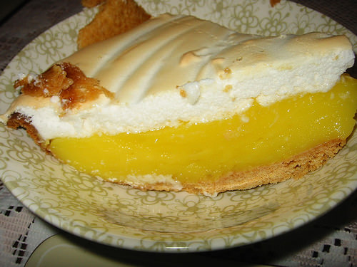 A huuuuuuuuge chunk of Lemon meringue pahhhh
