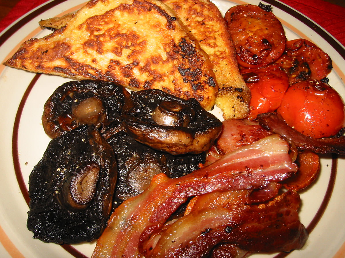 Bacon, mushrooms, tomatoes and french toast